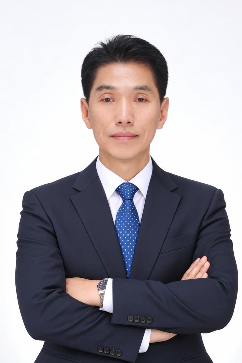 조영현 법무사 프로필 사진. 남색 정장에 팔짱을 끼고 있다.
